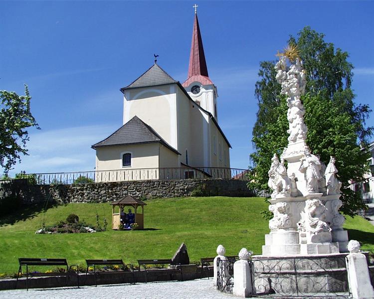 Kirche Bad Großpertholz mit Dreifaltigkeitssäule