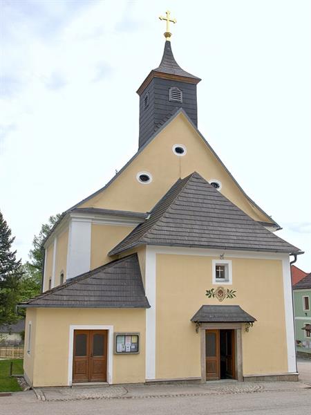 Kirche Bad Großpertholz mit Dreifaltigkeitssäule